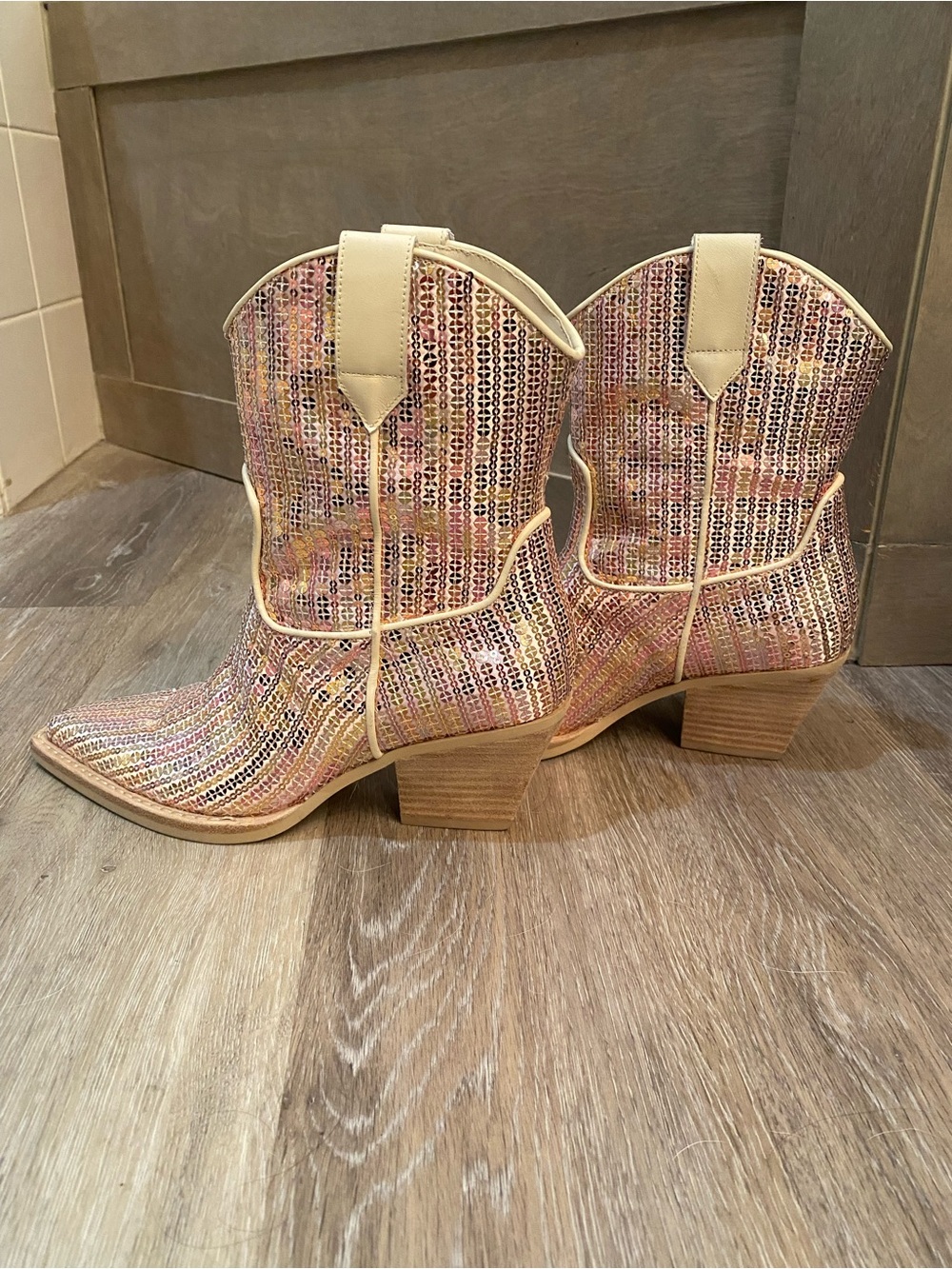 Dolce Vita Runa Sequin Western Ankle
Boots Pointed Toe Block Heel
Cream-Size 6 - Picture 7 of 10